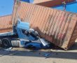 כמעט אסון בנמל אשדוד: מכולה נפלה על משאית ומחצה אותה כליל