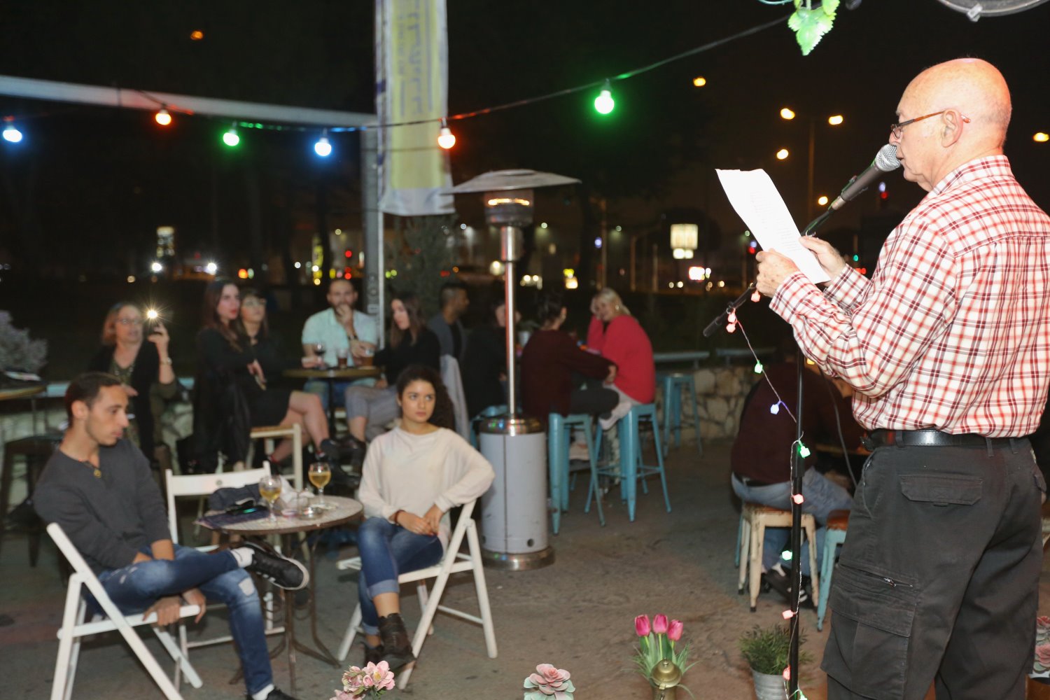 הקראת שירה בפאב ה'זרם' | צילום: גיל לוי לפוטו דויד אסייג