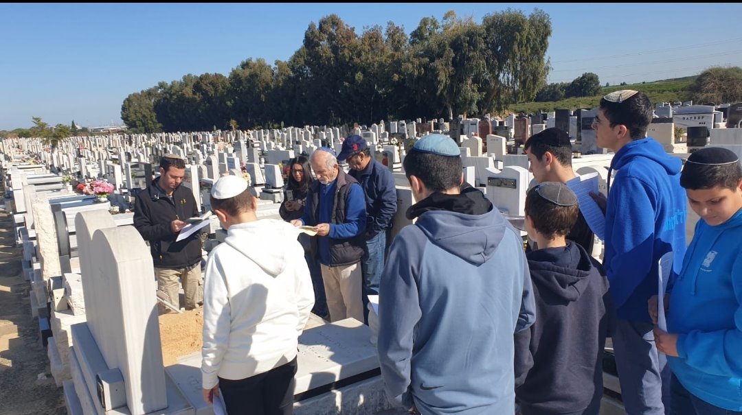 אזכרת השבעה בבית העלמין באשדוד. צילום: הרב שלום מלול