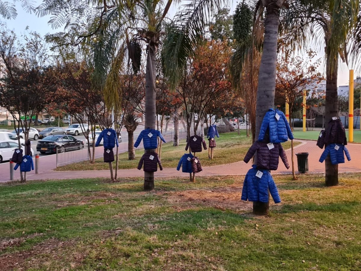 המעילים על העצים שרגשו