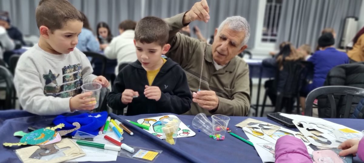 אור מדור לדור: סבא ונכדיו במרכז קהילתי תקוותנו