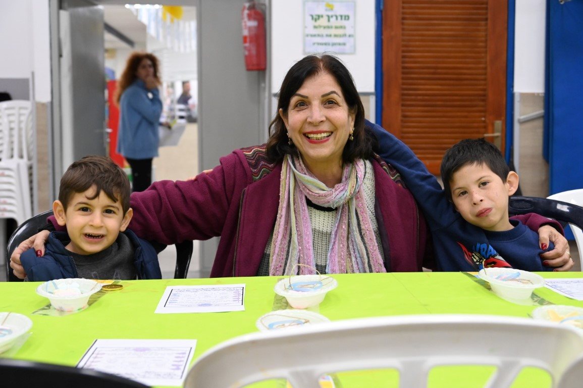 אריאלה זיגלווקס עם יהב ושוהם הנכדים