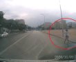 צפו: קופצת לכביש וכמעט נדרסת על ידי רכב מסחרי (וידאו)