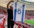 דגל ישראל על מגרש הכדורגל בפולין