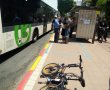 רוכב אופניים חשמליים התנגש באוטובוס שעמד בתחנה