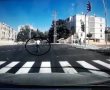 צפו: רוכב אופניים חשמליים חוצה צומת באור אדום וכמעט משלם בחייו