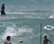 צפו בוידאו: הצלת אישה מטביעה בחוף י"א במהלך השבת