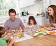 אתגרו את המשפחה: ארוחה משותפת בלי טלפונים