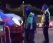 צפו: המחווה המרגשת של אם ובנה לשוטרים ולחיילים במחסום ערב המימונה