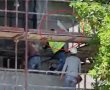 עם אריחי קרמיקה וקרשים: קטטה אלימה פרצה בין פועלי בניין באשדוד - צפו בתיעוד