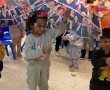 ארגון "חסדי מאור מאיר" חילק מטריות לילדים