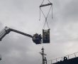 צפו: חילוץ עובדי נמל שנלכדו בכלוב בגובה 20 מטר מעל הים
