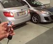 שימו לב! גנבי רכב עם שלט אוניברסלי פותחים כמעט כל רכב (וידאו)
