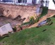 כמעט אסון ברובע ט"ז: חלקים מדירת גן מאוכלסת קרסו לתוך אתר בניה סמוך (תמונות)