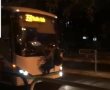 תיעוד: אדם נתלה על קדמת אוטובוס נוסע - המשטרה פתחה בחקירה