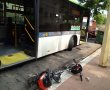 רוכב אופניים חשמליים נפגע מאוטובוס
