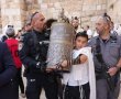 שוטרי משטרת ישראל במחווה מרגשת לבן 13 משדרות שאירוע בר המצווה של בוטל בשל המלחמה