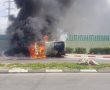רכב עלה באש ברחוב המדע בעיר (וידאו)