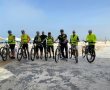 מי הם רוכבי האופניים עם האפודים הצהובים המסיירים ברחבי העיר? (וידאו)