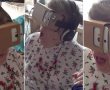 מה קורה לסבתא שהיא מקבלת משקפי מציאות מדומה בפעם הראשונה