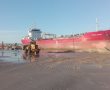 הכנות לקראת חילוץ הספינה שנסחפה לחוף אשדוד בסערה (וידאו)