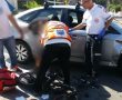 שני רוכבי אופניים חשמליים נפגעו מרכב פרטי